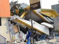 Haiti hit by massive earthquake</a> offices and shops in Port au Prince destroyed 